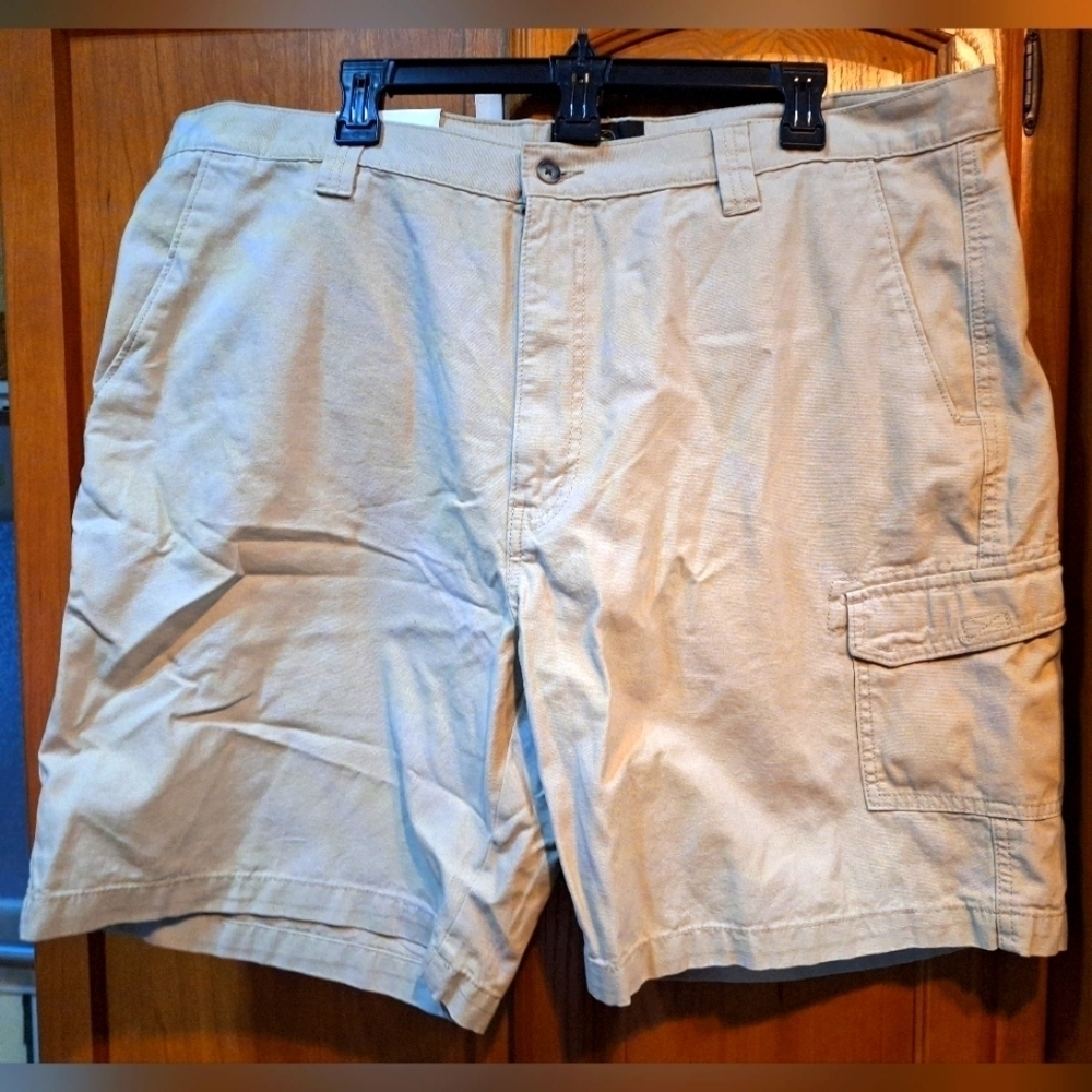 Redhead men's khaki cargo shorts in a 42. NWT. Summit II, Stone/42/